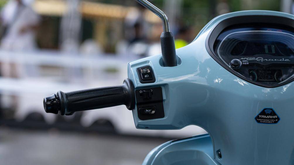 Hệ thống khóa thông minh (chỉ có trên phiên bản cao cấp và giới hạn) của Grande 2022 dạng núm xoay tích hợp nhiều tính năng. Các tính năng gồm khởi động/ ngắt động cơ, mở/ khoá cổ xe, mở yên xe và nắp bình xăng, định vị xe