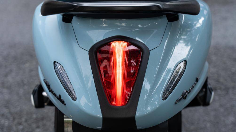 Phía đuôi xe, Yamaha Grande mới có cụm đèn hậu được thiết kế nhỏ gọn và tinh tế hơn. Cụm đèn hậu cũng sử dụng công nghệ chiếu sáng LED hoàn toàn