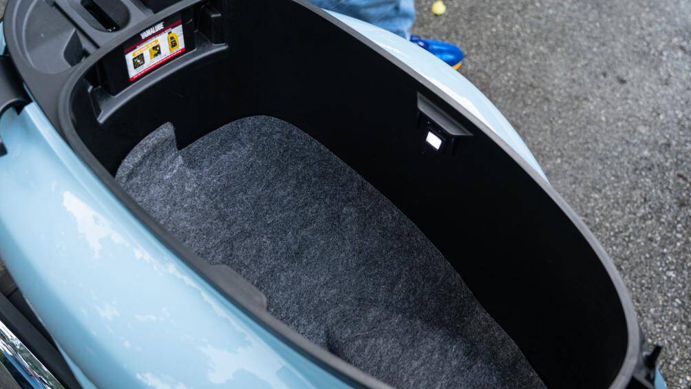 Một thay đổi nhỏ nữa ở thiết kế của Yamaha Grande 2022 là yên xe được làm lại, nhô ra phía trước nhiều hơn, tăng diện tích sử dụng. Cốp xe dung tích 27 lít được đánh giá cho không gian chứa nhiều đồ