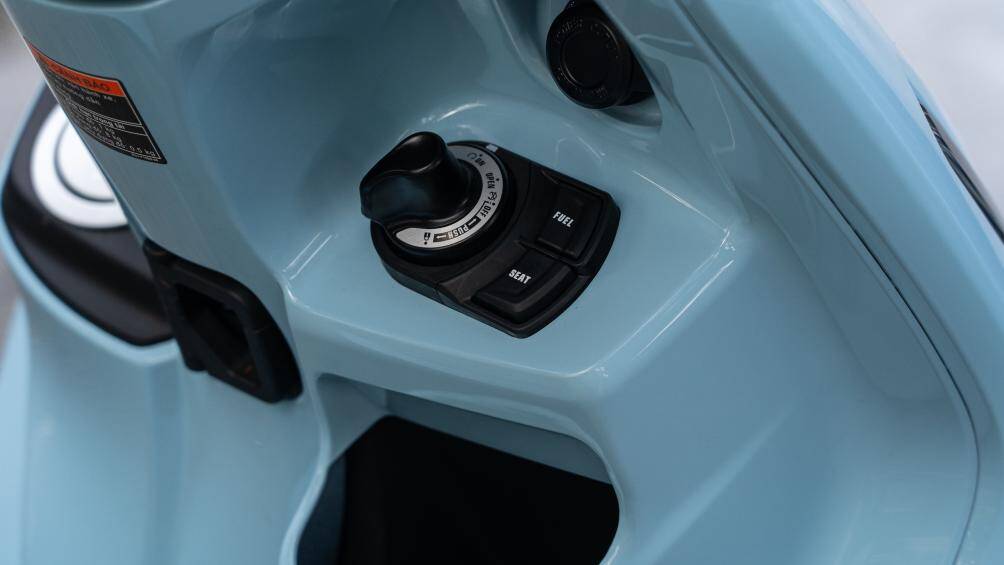 Về trang bị, Yamaha Grande 2022 có thêm cổng sạc 12V và hộc đựng đồ ở khu vực chìa khoá, tăng sự tiện lợi cho khách hàng