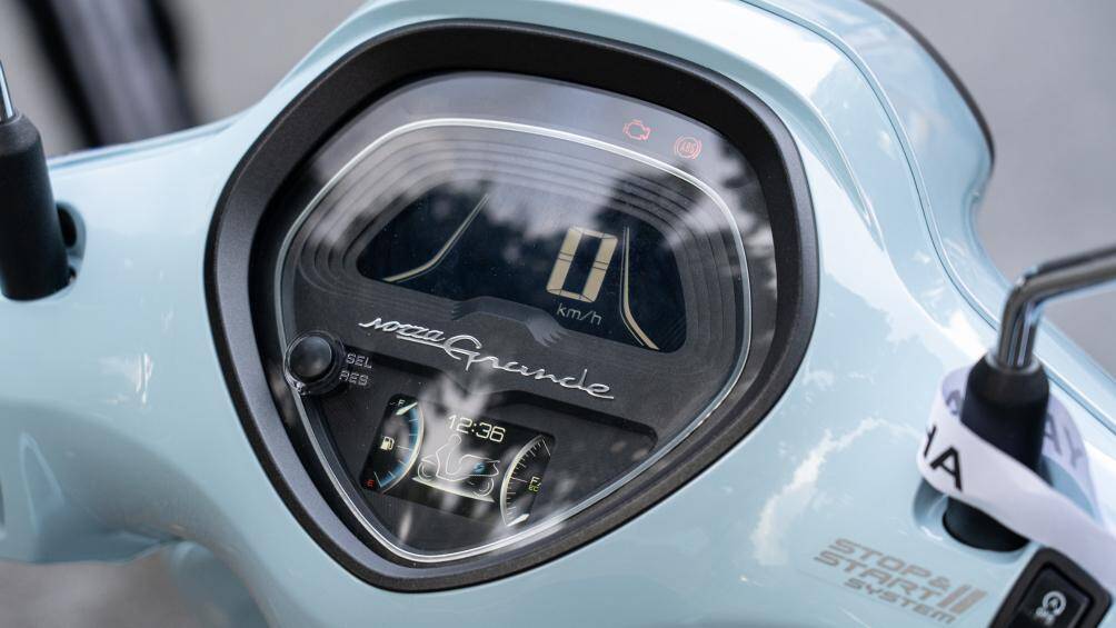 Mặt đồng hồ điện tử trên xe cũng được thiết kế mới