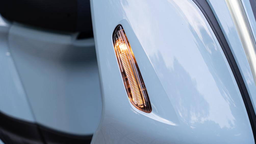 Ở đầu xe, Yamaha Grande 2022 có dải đèn định vị LED chạy dọc, đi kèm với đó là đèn tín hiệu xi-nhan thiết kế mới, cũng sử dụng công nghệ LED
