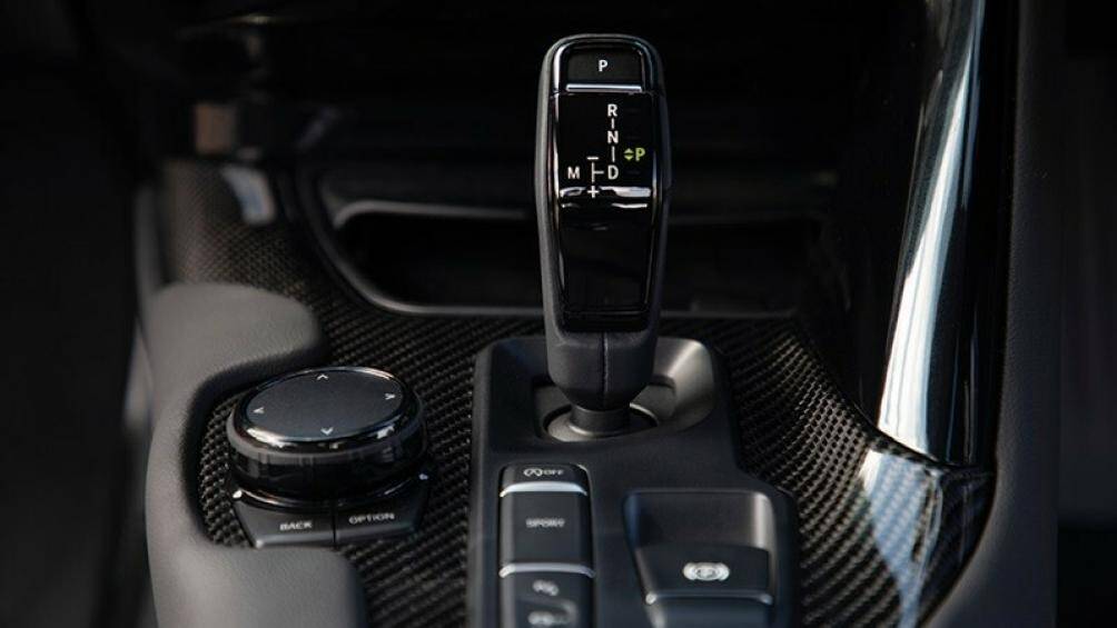 Toyota GR Supra 2022 tiếp tục sử dụng hộp số tự động 8 cấp với lẫy chuyển số sau vô lăng và kết hợp cùng hệ thống treo thích ứng cải tiến