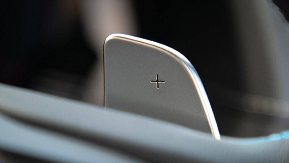 Tiếp đến là hệ thống điều hòa tự động 2 vùng độc lập, phanh tay điện tử, khởi động nút bấm và mở cửa không cần chìa khóa