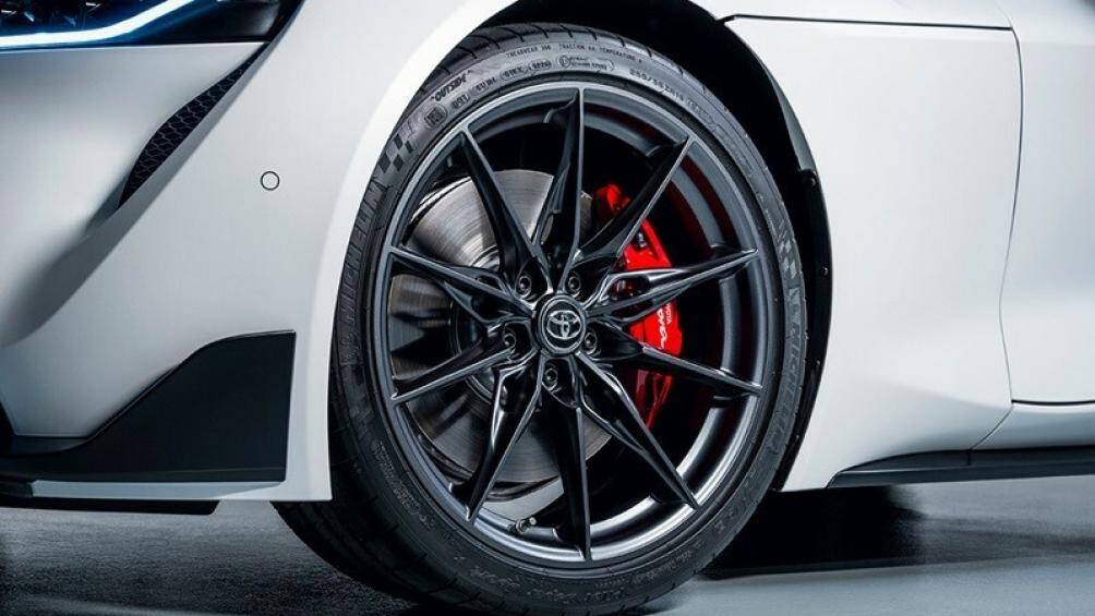 Riêng bộ vành của Toyota GR Supra 2022 tại Thái Lan đã chuyển sang loại 19 inch với thiết kế mới, đi kèm cùm phanh màu đỏ thể thao