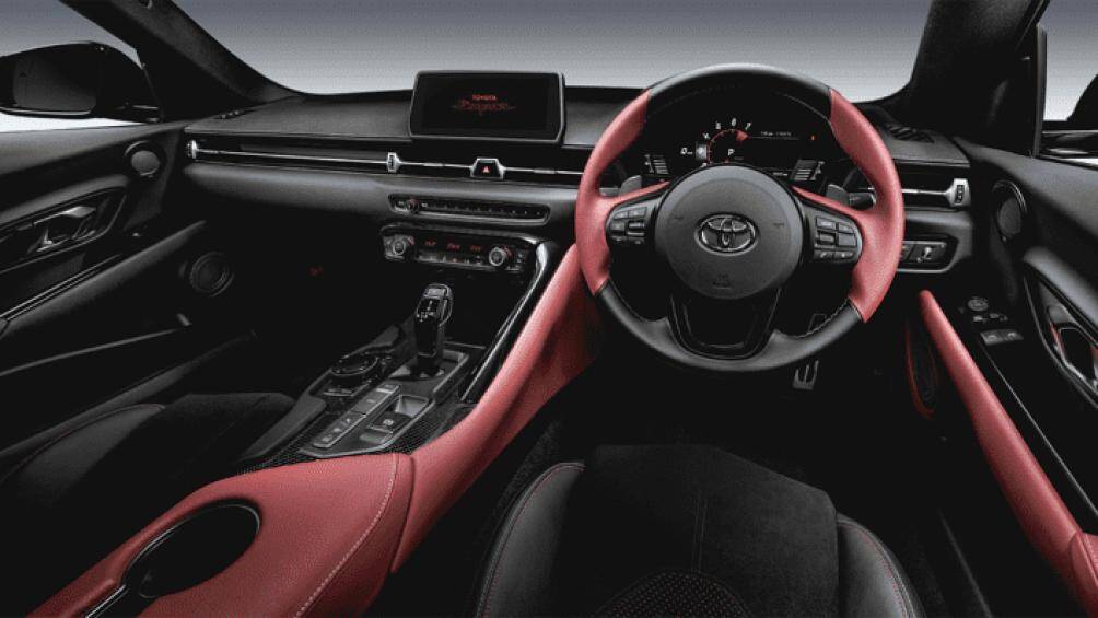 Bên trong, xe được trang bị ghế bọc da Alcantara, có tính năng sưởi và chỉnh điện 8 hướng