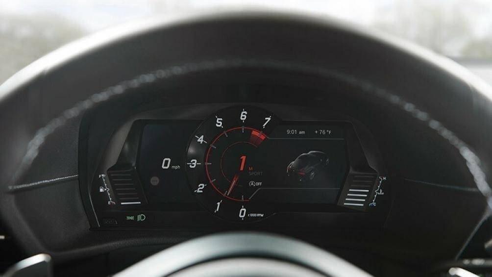 Ngoài các tính năng cơ bản như camera lùi, cảm biến, túi khí trước/bên sườn/rèm/đầu gối người lái và hệ thống cảnh báo áp suất lốp