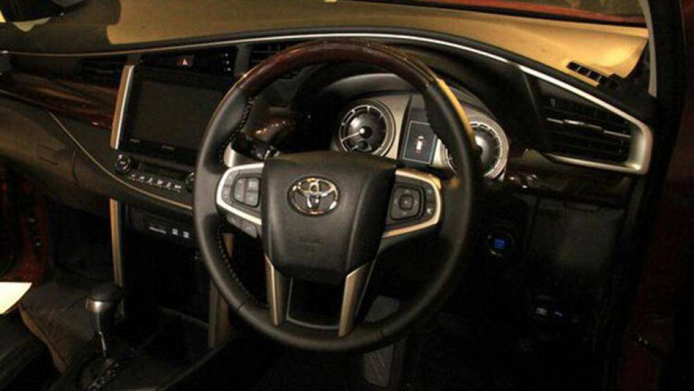 Ở bản Q cao cấp nhất, Toyota Innova Zenix 2023 sẽ có cửa cốp chỉnh điện rảnh tay và tính năng ra lệnh bằng giọng nói