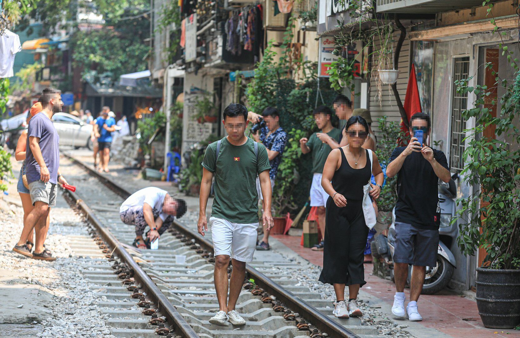 Trước đó tại khu vực này, sau giãn cách xã hội xuất hiện trở lại tình trạng đông nghẹt du khách trong và ngoài nước đến uống cà phê, chụp ảnh.