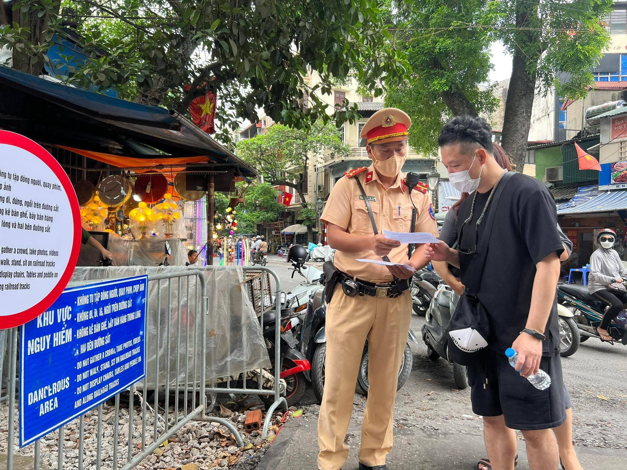Nhiều du khách nước ngoài còn đề nghị được chụp ảnh lưu niệm cùng CSGT sau khi được tuyên truyền.