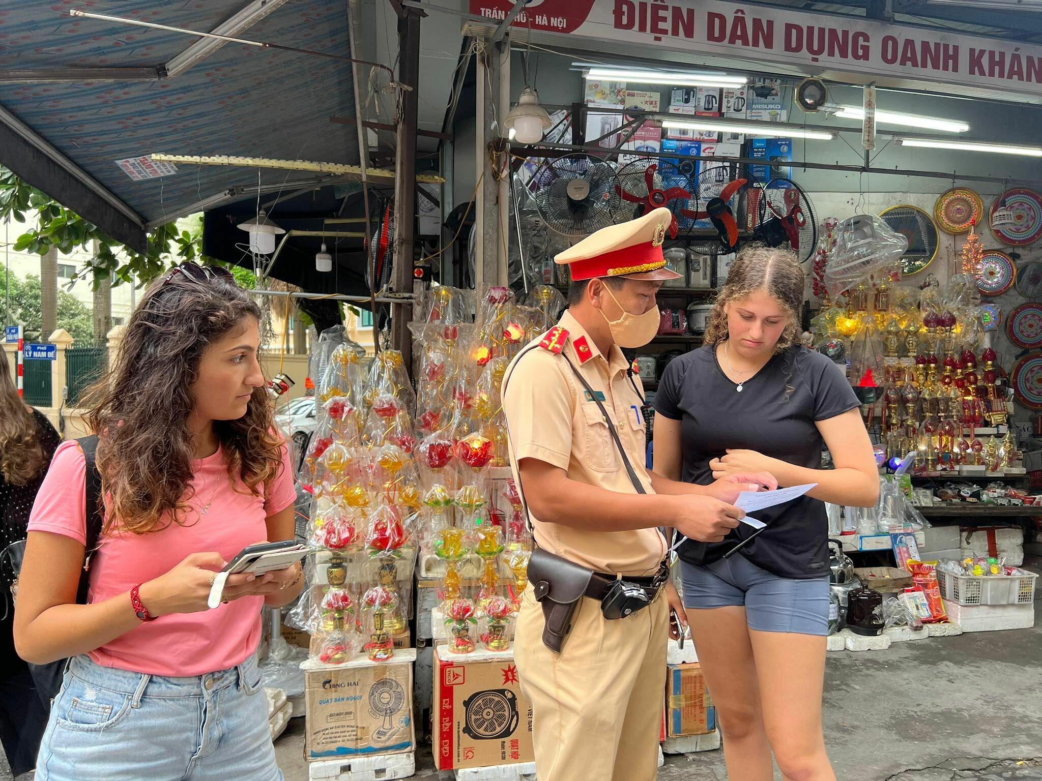 Thiếu tá Nguyễn Văn Khương, Phó đội trưởng Đội CSGT đường sắt cho biết, trên cơ sở bám sát tình hình thực tiễn, tờ rơi bằng song ngữ Anh - Việt được đơn vị nghiên cứu và đề xuất phát hành với nội dung tập trung và cảnh báo các nguy cơ khi du khách vui chơi, chụp ảnh tại khu vực hành lang ATGT đường sắt. Nội dung tờ rơi cũng cập nhật thông tin đã đóng cửa những quán cà phê trong hành lang ATGT đường sắt.