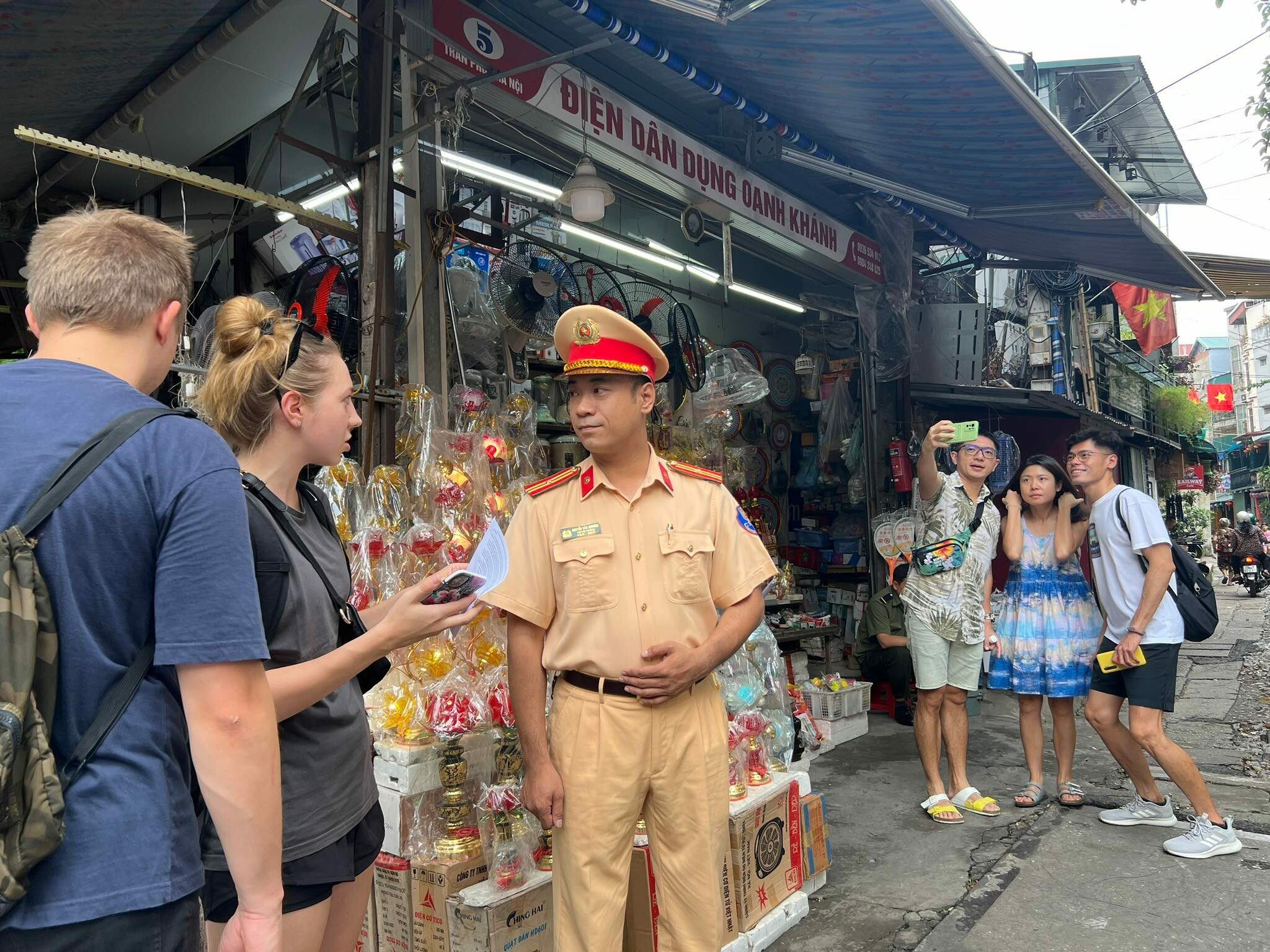 “Kính thưa quý khách, phố cà phê đường tàu ở Hà Nội là nơi có khung cảnh độc đáo, nhưng tiềm ẩn mối nguy hiểm cho ATGT đường sắt, lý do là đường ray xe lửa đi dọc khu vực vẫn hoạt động. Ngày 14/9/2022, TP Hà Nội đã yêu cầu đóng cửa các quán cà phê đường tàu, thu hồi giấy phép kinh doanh đối với các hộ vi phạm an toàn hành lang đường sắt", cán bộ CSGT Hà Nội thông báo.
Đoạn đường tàu chạy qua trung tâm thành phố, đặc biệt đoạn từ đường Điện Biên Phủ đến Phùng Hưng với các quán cà phê trải dài 100m dọc tuyến đường sắt khổ hẹp trở thành điểm đến yêu thích của nhiều bạn trẻ và du khách nước ngoài. Tuy nhiên, không gian ở đây rất nhỏ, không đủ chỗ cho du khách ngồi ăn, uống giữ khoảng cách với hành lang an toàn đường sắt và gây mất an toàn khi đoàn tàu chạy qua. Nhiều khách du lịch đã cố tình đi vào khu vực dựng rào chắn, nằm ngồi trên đường ray, chấp nhận rủi ro để chụp hình là điều hết sức nguy hiểm và vi phạm nghiêm trọng các quy định của luật an toàn giao thông đường sắt Việt Nam.
Để đảm bảo an toàn cho các du khách Phòng Cảnh sát giao thông (Công an thành phố Hà Nội đề nghị mọi du khách đến thăm quan, du lịch tại Hà Nội không đến ăn uống, chụp hình tại “phố đường tàu”. Nghiêm cấm các hành vi đi, đứng, nằm, ngồi và các hành vi khác trên đường sắt. Chúc quý khách có một chuyến du lịch an toàn và thú vị. Xin trân trọng cảm ơn!”, nội dung tờ rơi nêu rõ.