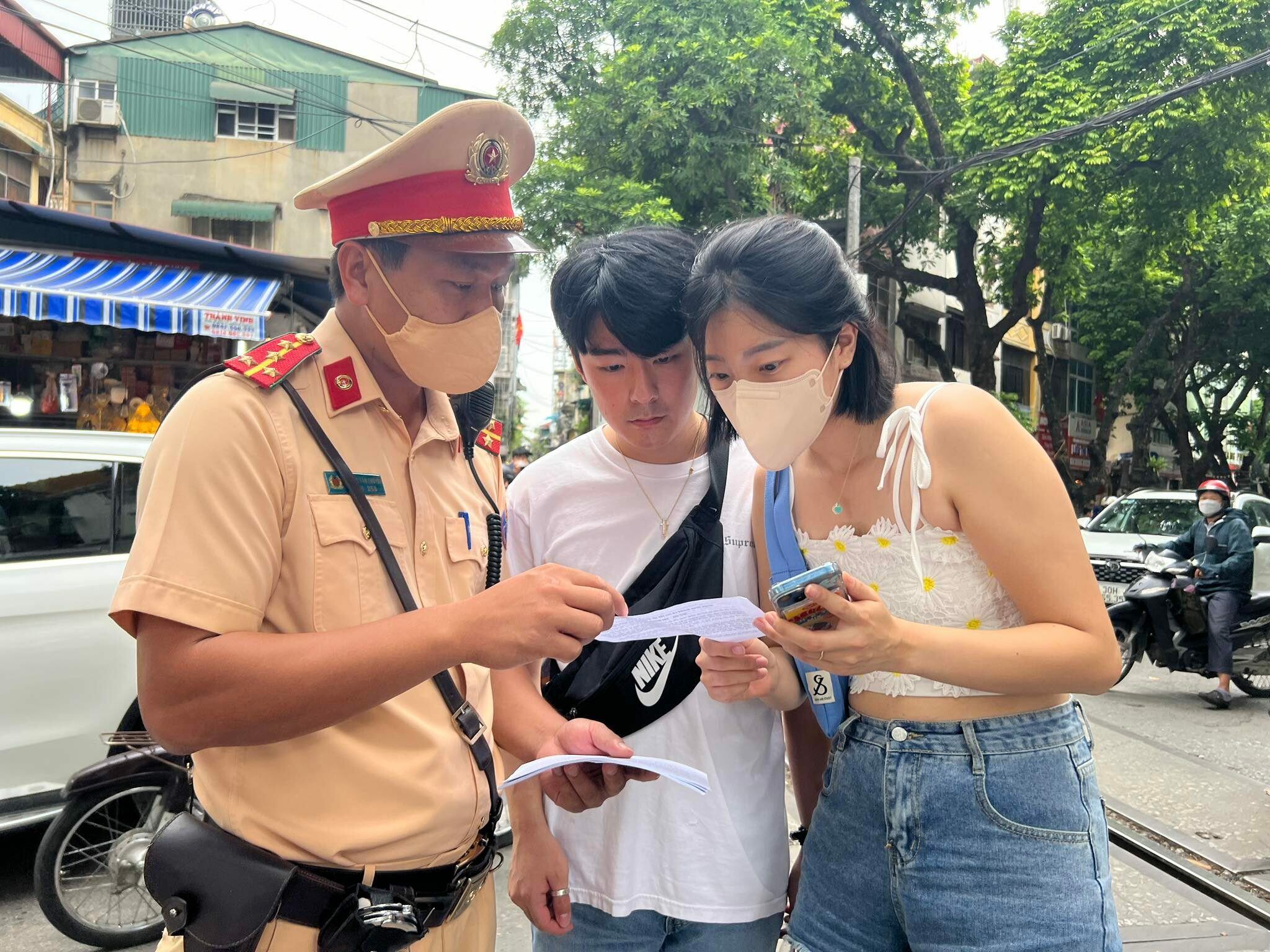 Ngày 24/9, Tổ liên ngành CSGT (Công an TP Hà Nội) phối hợp với Công an quận Hoàn Kiếm phát tờ rơi song ngữ đến khách du lịch và người dân tại khu vực phố cổ, khu vực gần quán cà phê đường tàu nhằm tuyên truyền ATGT đường sắt.