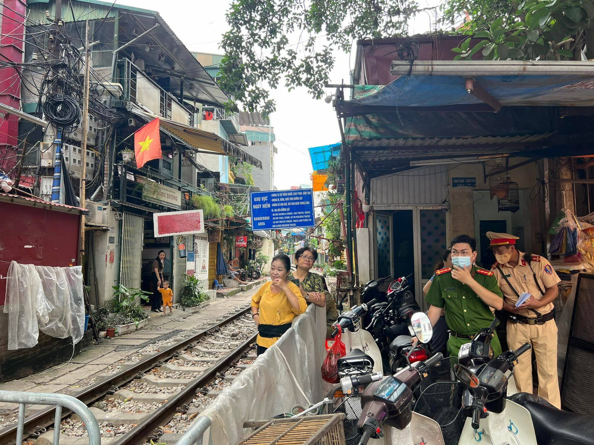 Khi có lực lượng CSGT, Công an phường có mặt tại đây, cả du khách nước ngoài và trong nước đều nghiêm chỉnh chấp hành, không vào đường tàu chụp ảnh.