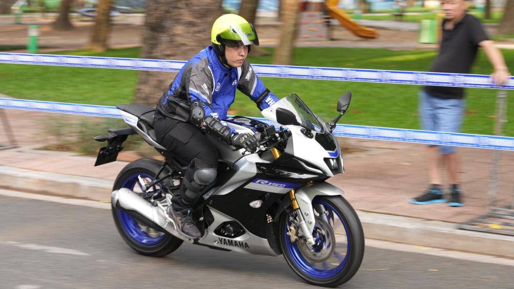 Với định hướng là thế hệ xe đua thể thao hoàn toàn mới, Yamaha R15M đắt tiền có nhiều trang bị hiện đại như Hệ thống kiểm soát lực kéo (TCS), Công nghệ sang số nhanh Quick Shifter (giúp sang số nhanh không cần phải cắt côn)