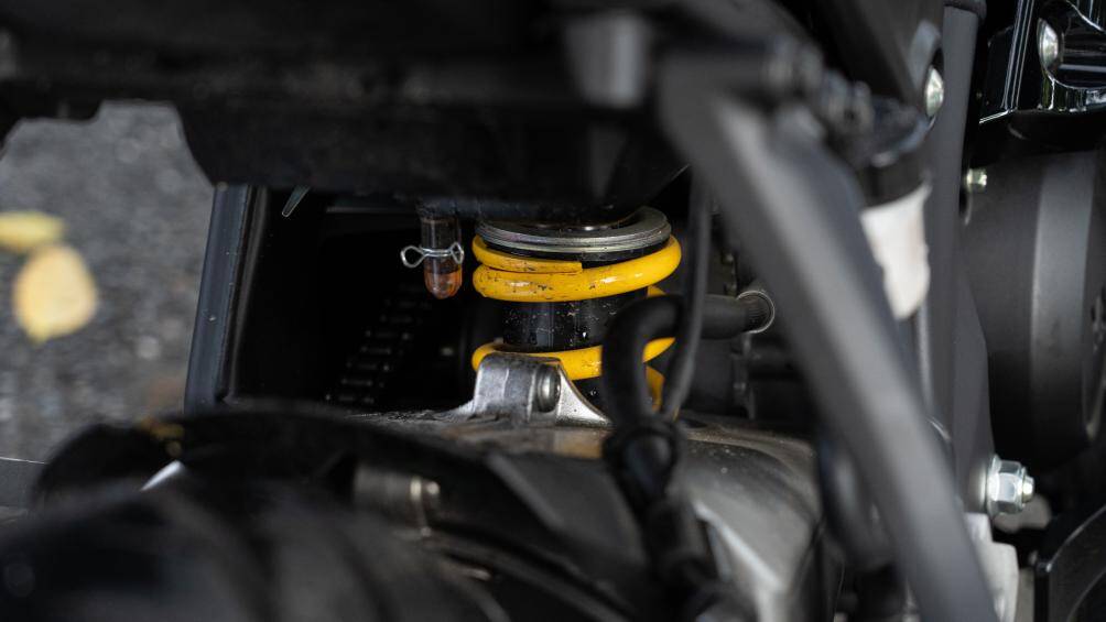 Giảm sóc đơn phía sau trên Yamaha R15 2022