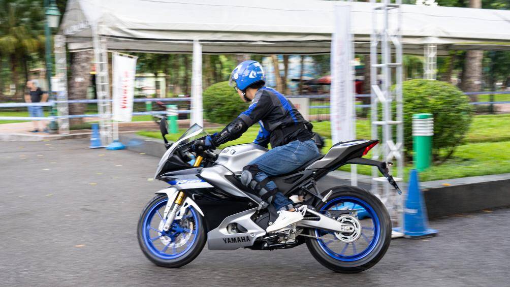 Xe nhập khẩu nguyên chiếc từ Indonesia với 2 phiên bản R15 và R15M, có giá bán từ 78 – 87 triệu đồng. So với thế hệ cũ, xe tăng giá mạnh từ 8 – 17 triệu đồng