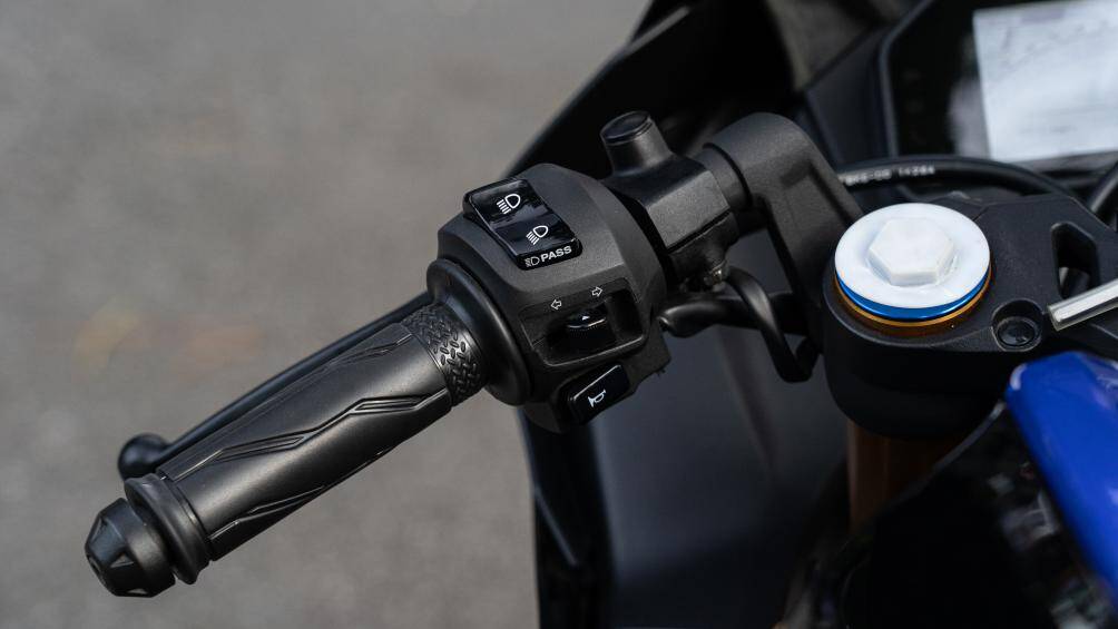 Một số nút bấm trên tay lái Yamaha R15 2022
