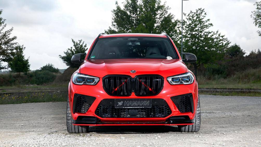 Ở phần cản trước, hãng độ nâng cấp cho xe BMW X5 M Competition bộ chia phía trước thể thao với các cửa hút gió giả