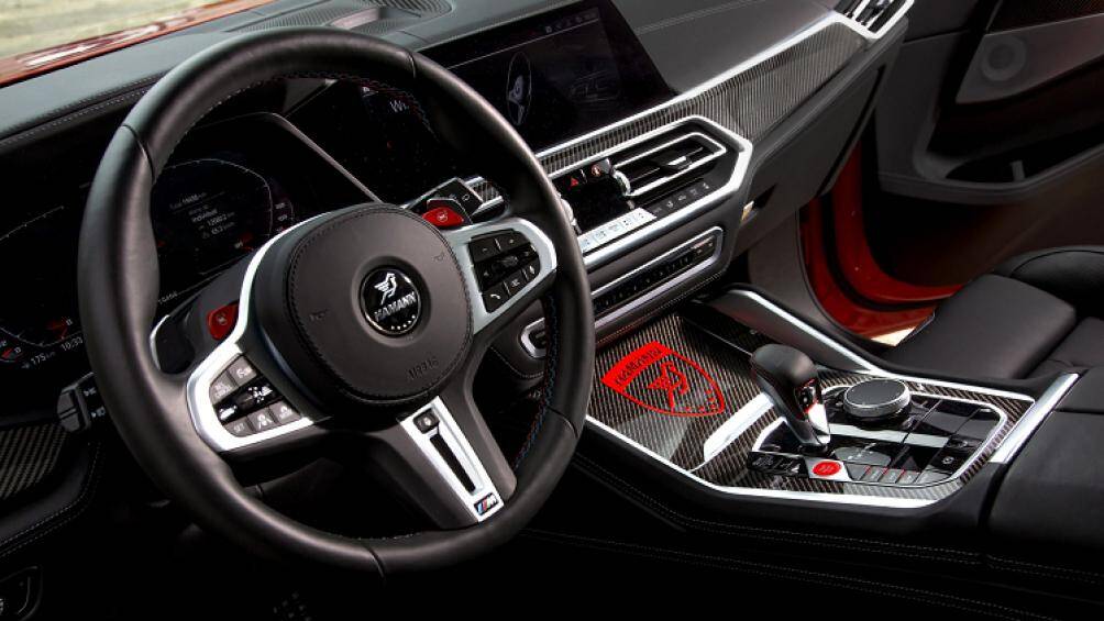 Trong nội thất, Hamann thêm một biểu tượng sơn đỏ có kích thước lớn trên bảng điều khiển trung tâm bằng sợi carbon