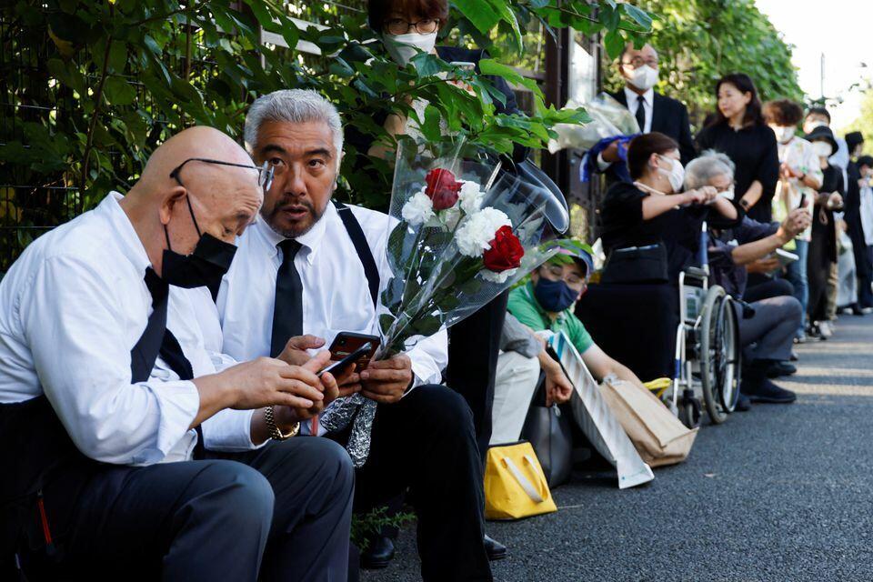 Đoàn người xếp hàng đặt hoa tưởng nhớ ông Abe tại công viên gần võ đạo quán Nippon Budokan đã dài tới 600m. Nhiều người đến từ Tokyo nhưng cũng có đông đảo người dân đến từ các miền xa như tỉnh Okayama, Osaka ở miền tây Nhật Bản.