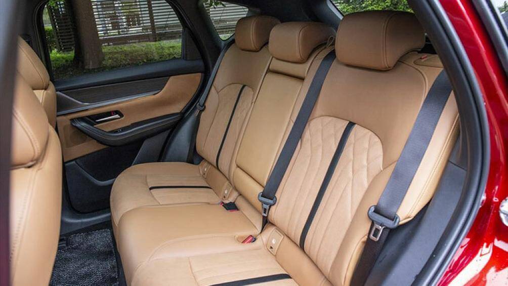 Ngoài ra xe còn có màn hình hiển thị thông tin kính lái HUD và màn hình cảm ứng trung tâm 10,25 inch hoặc 12,3 inch, hỗ trợ Android Auto/Apple CarPlay