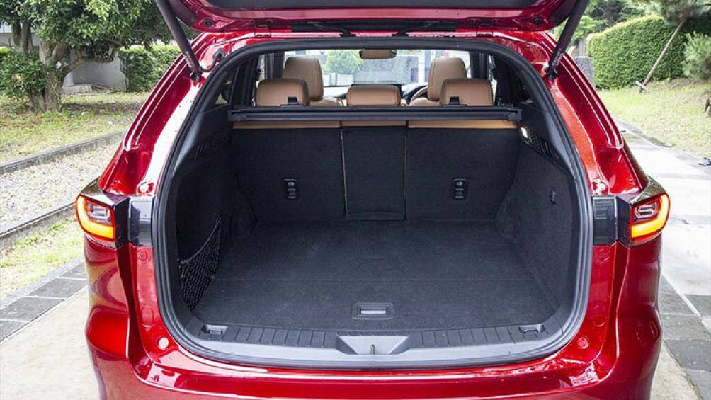 Tiếp đến là hệ truyền động mild hybrid, gồm máy dầu 6 xi-lanh kể trên và hệ thống điện M Hybrid Boost 48V sản sinh công suất 251 mã lực và mô-men xoắn cực đại 550 Nm