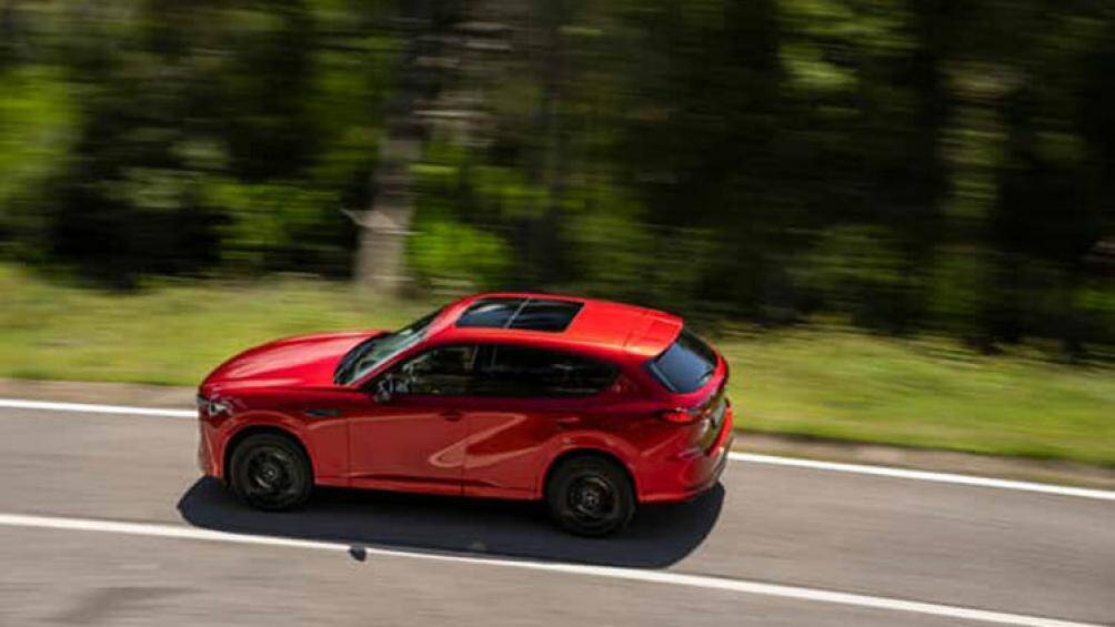 Thêm vào đó là điều hòa tự động 2 vùng với cửa gió dành cho hàng ghế sau, ghế lái chỉnh điện 10 hướng/nhớ vị trí, cửa sổ trời toàn cảnh Panorama...