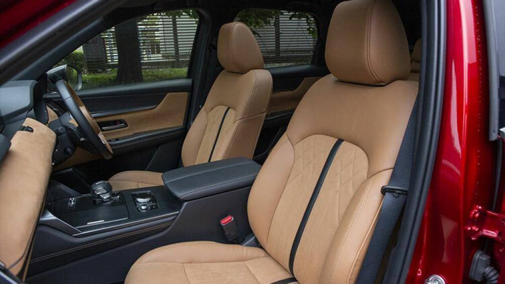 Bên trong xe là nội thất 5 chỗ ngồi với thiết kế sang trọng nhờ chất liệu da và ốp gỗ