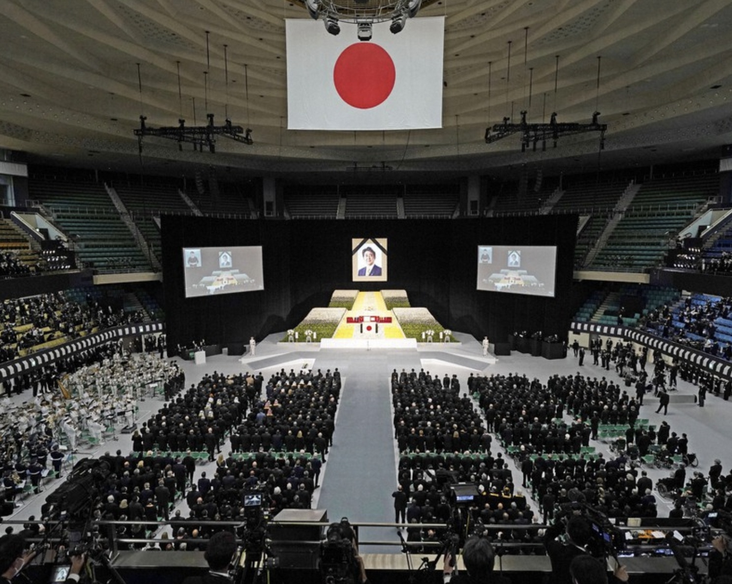 Hôm nay (27/9), Nhật Bản tổ chức quốc tang của cố Thủ tướng Abe Shinzo. Thủ tướng Nhật Bản Fumio Kishida cho biết quyết định tổ chức tang lễ cấp nhà nước nhằm tôn vinh những thành tựu của ông Abe - Thủ tướng có thời gian tại vị lâu nhất Nhật Bản.