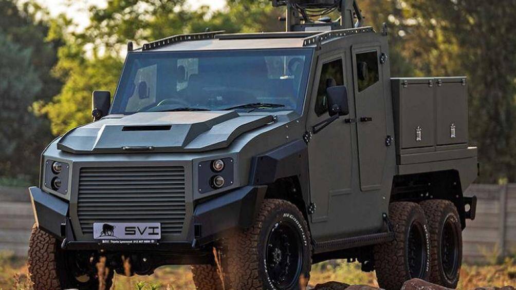 Toàn bộ diện mạo nguyên bản của chiếc Land Cruiser đã hoàn toàn biến mất, thay vào đó là thiết kế xe bán tải vuông vức, được tạo nên từ các tấm thép lớn