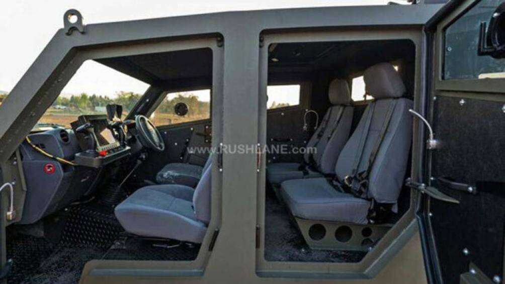 Nội thất xe được tinh chỉnh để kích hoạt hệ thống máy phóng tên lửa đánh chặn và đủ rộng rãi cho 4 người ngồi