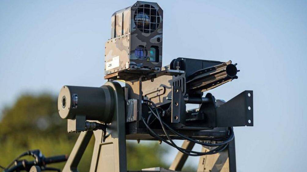 Toyota Land Cruiser bản quân sự này còn được trang bị hệ thống radar tiên tiến, súng máy và súng cối để sẵn sàng tiến tới những nơi có xung đột vũ trang