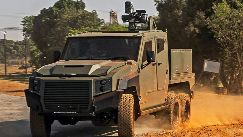 Bên dưới lớp vỏ thép của SVI Max 3 Six-Wheeler vẫn là động cơ V8 4.5 lít turbodiesel, công suất 202 mã lực và 430Nm, tốc độ tối đa đạt được là 140km/h