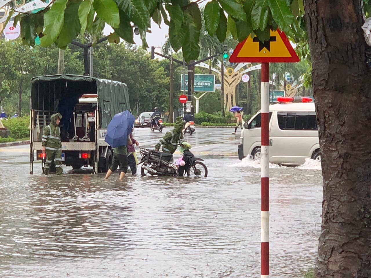 Một số tuyến đường như đại lộ Lê Nin, đường 72m bị ngập sâu các phương tiện không thể di chuyển