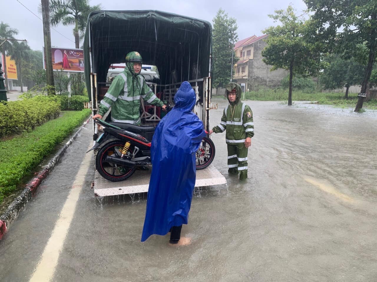 Lực lượng CSGT phải đưa xe chuyên dụng giúp người dân đi qua đoạn ngập
