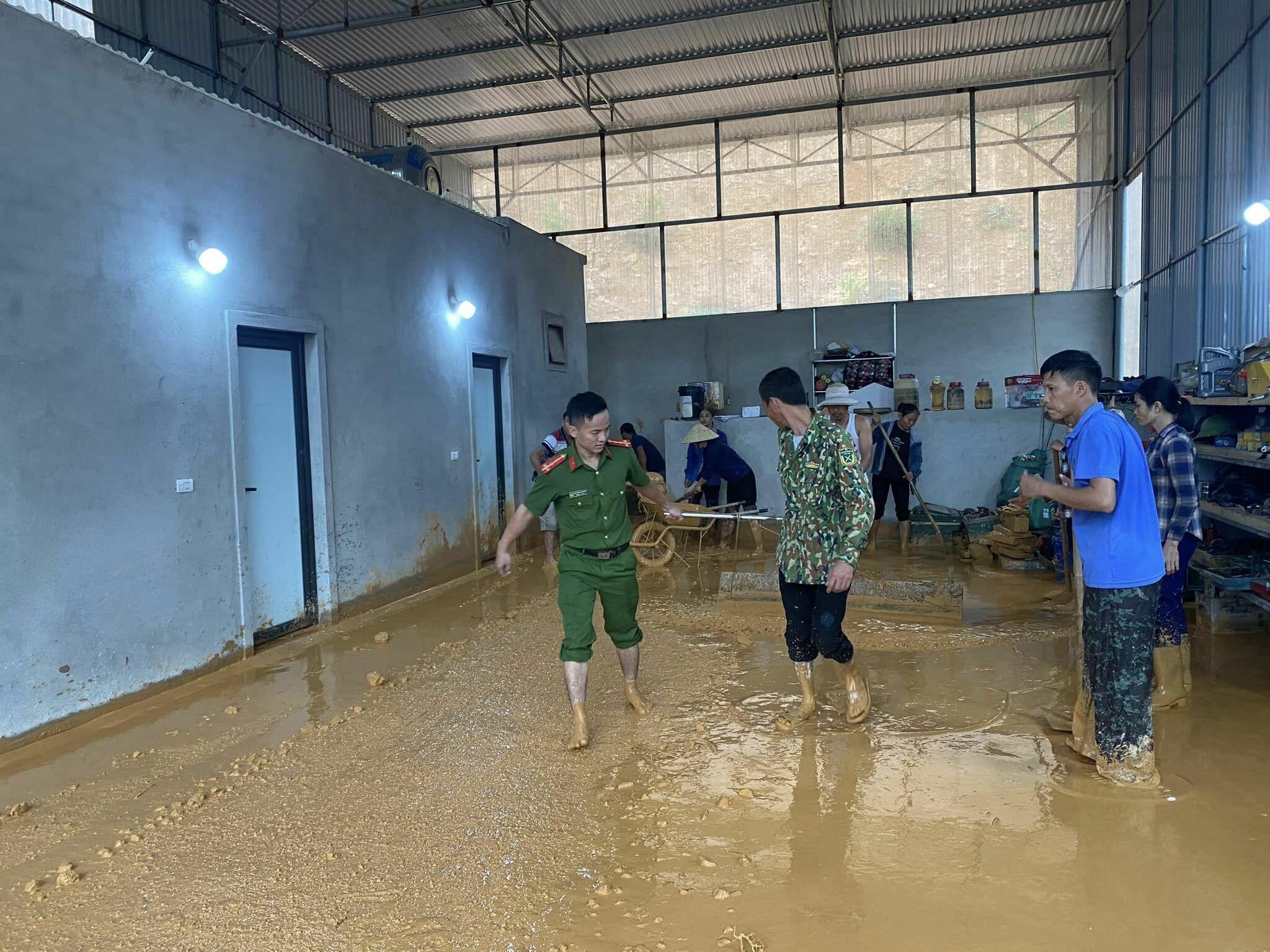 cùng nhân dân kéo bùn đất trong nhà ra ngoài.