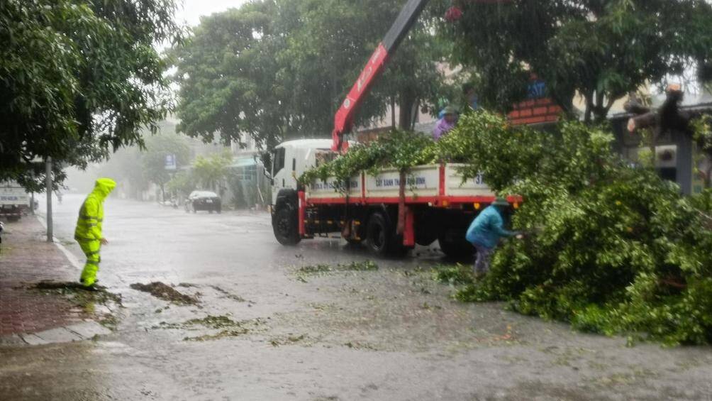 Ở Thành phố Vinh, mưa to và gió lớn liên tục từ đêm hôm qua đến nay khiến một số cây xanh bị gãy đổ. Lực lượng CSGT phối hợp với công nhân công ty cây xanh tiến hành cắt giải phóng giao thông