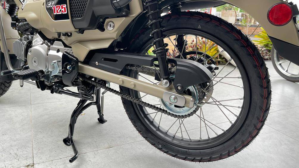 Vành nan 17 inch cả trước lẫn sau của xe vẫn được giữ nguyên. Đèn pha LED hình tròn với viền đèn LED, bảng đồng hồ tích hợp màn hình LCD