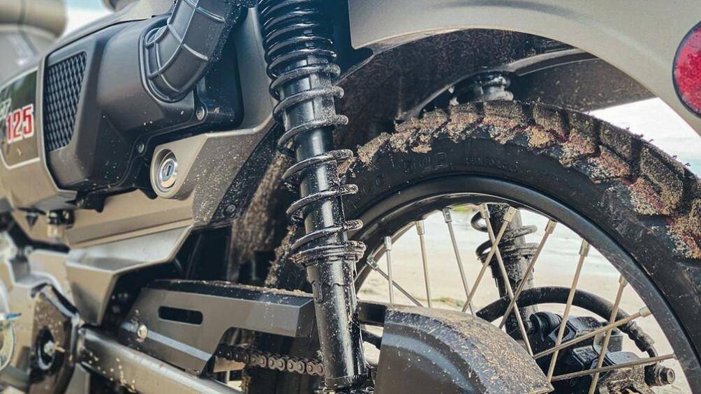 Thay đổi tiếp theo của Honda CT125 2022 là giảm xóc sau có thể chỉnh 5 cấp để phù hợp với nhiều điều kiện địa hình