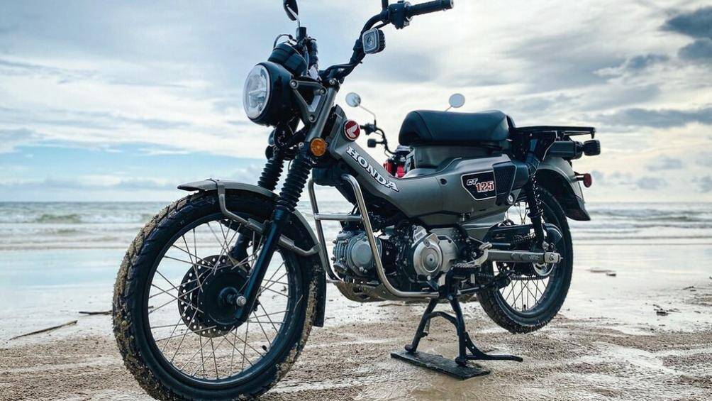 Phuộc trước bọc cao su với hành trình 43 inch và hệ thống chống bó cứng phanh ABS trên bánh trước cũng được bê nguyên từ phiên bản cũ sang