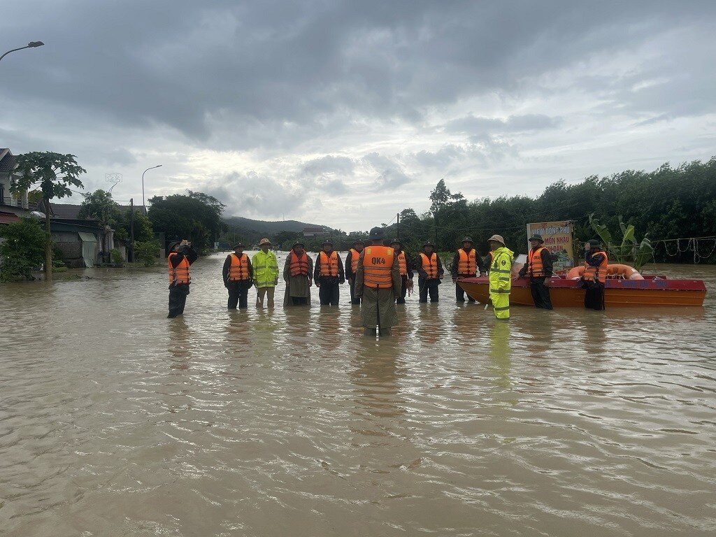 Nước ở đây hiện đã dâng cao đến 0,5m khiến phương tiện không thể đi lại. Lực lượng bộ đội quân khu 4 cùng công an đã phải bố trí cả xuồng để làm công tác cứu nạn cứu hộ. (Ảnh: CANA)