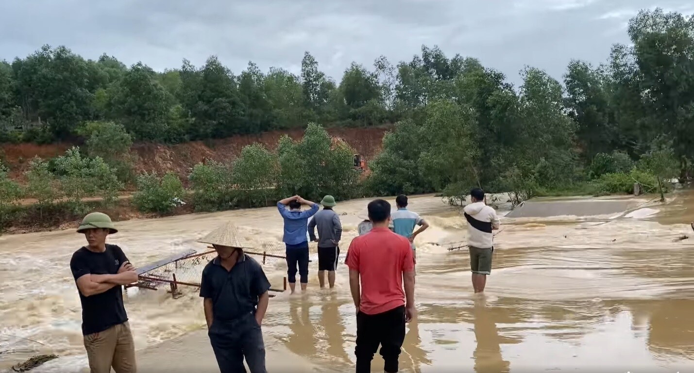 Nước lũ lên nhanh ở huyện Yên Thành