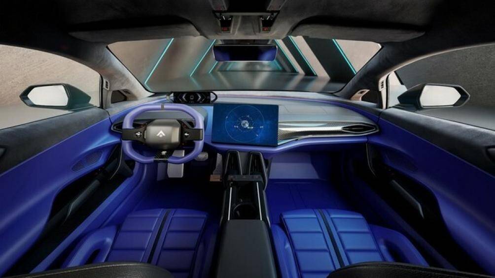 GAC cho biết, vô lăng lấy cảm hứng từ xe đua chứa tất cả các nút điều khiển quan trọng. Màn hình giải trí 14.6 inch và đồng hồ kĩ thuật số 8.8 inch