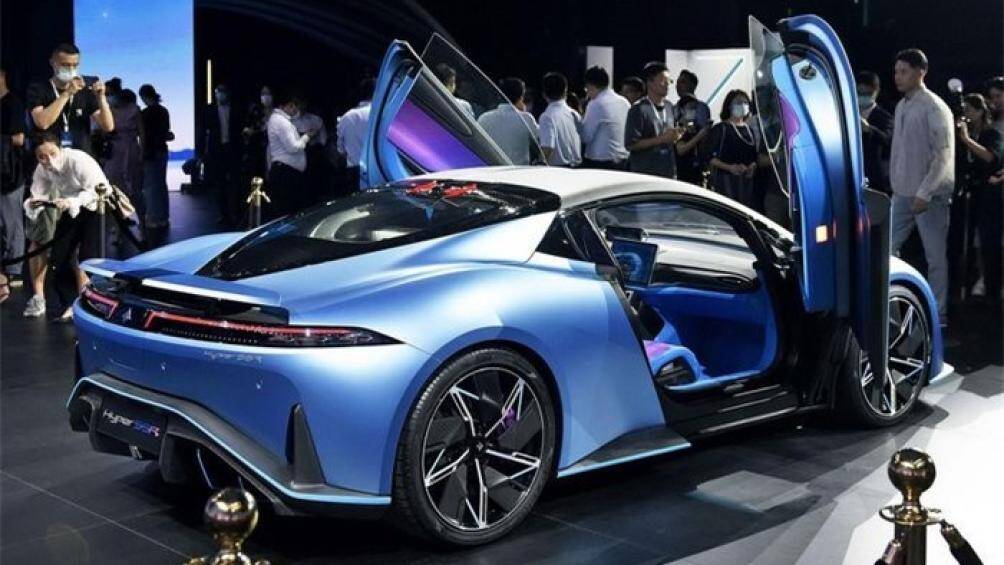 Khung xe làm từ sợi carbon và lấy cảm hứng từ hai mẫu xe concept (ý tưởng) của hãng đã ra mắt từ năm 2020