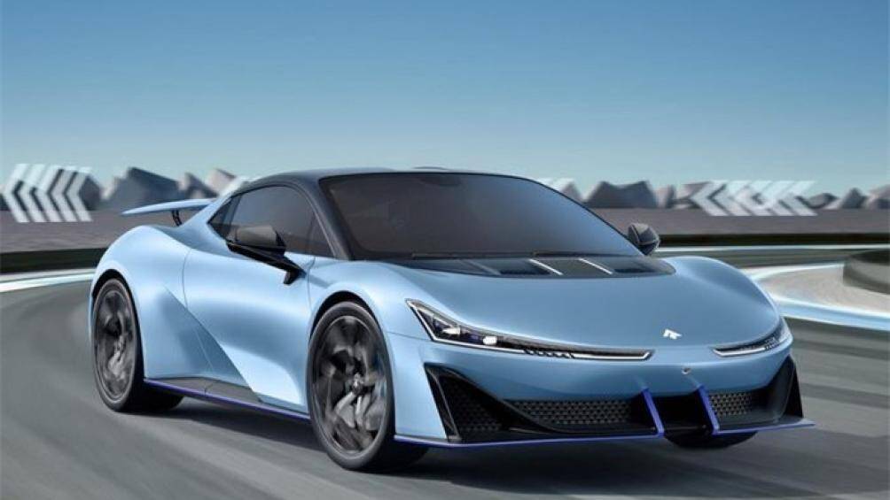 Đầu xe là cụm đèn pha thanh mảnh với dải đèn LED chiếu sáng ban ngày. GAC cũng đã trang bị cho chiếc xe kính không viền