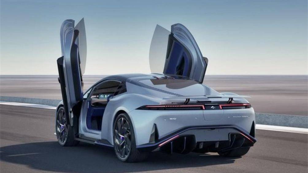 Ở phía sau là đèn hậu LED và cánh gió sau chủ động giúp tăng lực ép xuống ở tốc độ cao