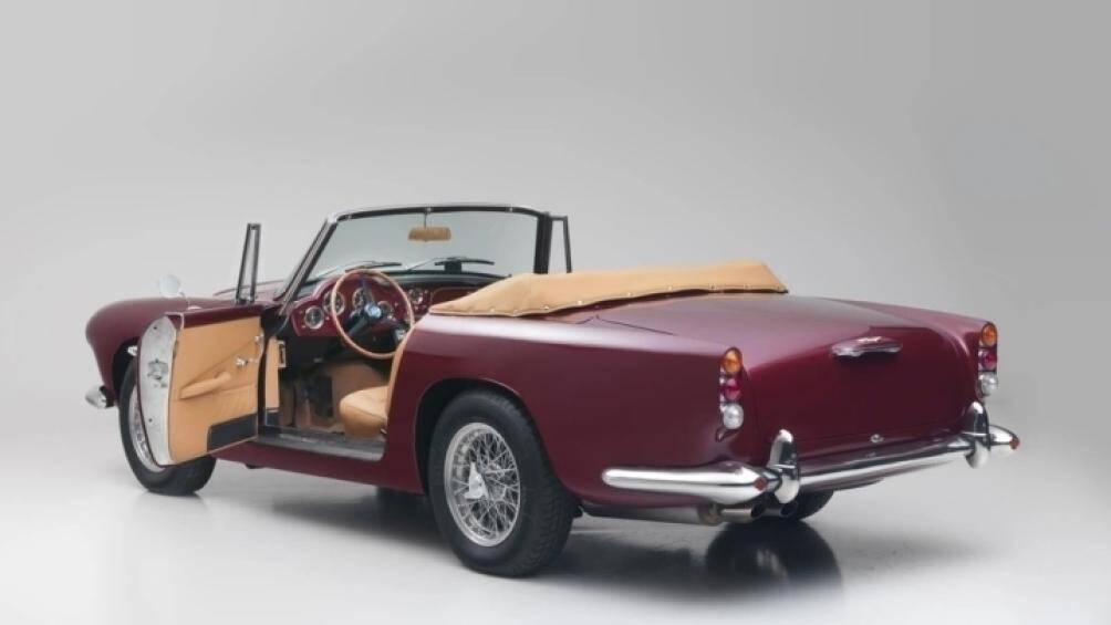 Biến thể mui trần (Convertible) của dòng xe này chỉ được sản xuất 70 chiếc, trong đó 10 chiếc sở hữu tay lái thuận