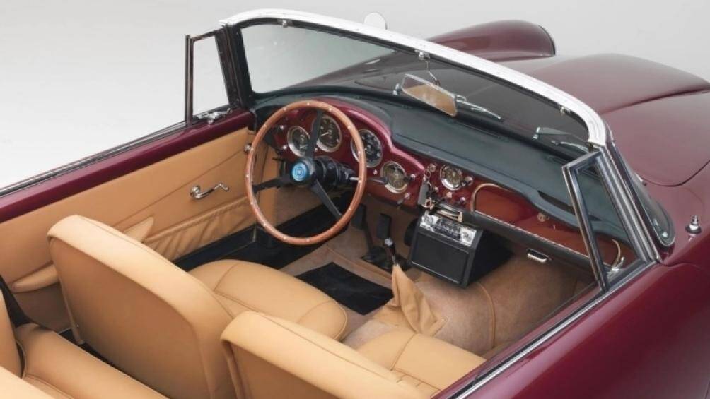 Nội thất được bọc da nâu sáng Fawn, trong khi táp-lô có màu tương tự ngoại thất