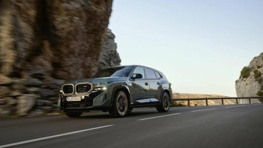 Sau gần 1 năm ra mắt phiên bản concept, hãng BMW đã chính thức vén màn mẫu SUV hạng sang XM hoàn toàn mới
